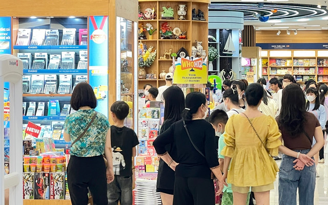 Hình ảnh trung tâm thương mại ở Hà Nội đông nghẹt người dịp lễ 30/4 - Hình 11 Hinh anh trung tam thuong mai o Ha Noi dong nghet nguoi dip le 30/4-Hinh-11