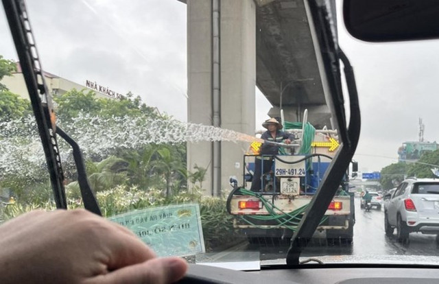 Xe bồn tưới cây giữa trời mưa lớn gây xôn xao ở Hà Nội Xe bon tuoi cay giua troi mua lon gay xon xao o Ha Noi