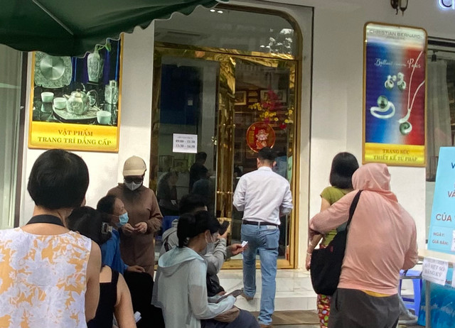 Không còn cảnh người dân xếp hàng chen lấn mua vàng miếng - Hình 4 Khong con canh nguoi dan xep hang chen lan mua vang mieng-Hinh-4