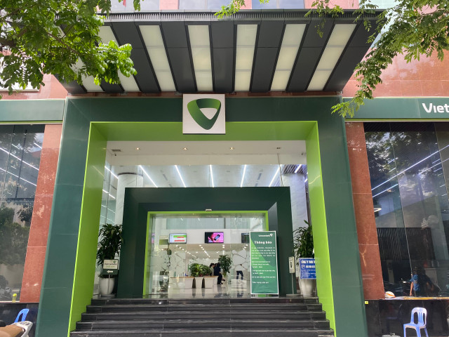 Không còn cảnh người dân xếp hàng chen lấn mua vàng miếng - Hình 11 Khong con canh nguoi dan xep hang chen lan mua vang mieng-Hinh-11