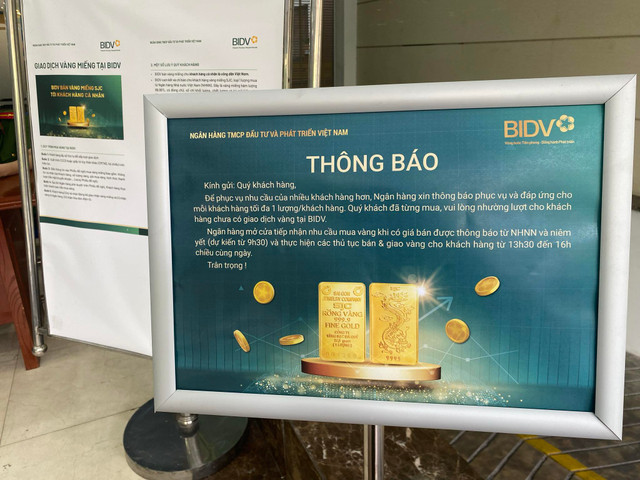 Không còn cảnh người dân xếp hàng chen lấn mua vàng miếng - Hình 2 Khong con canh nguoi dan xep hang chen lan mua vang mieng-Hinh-2