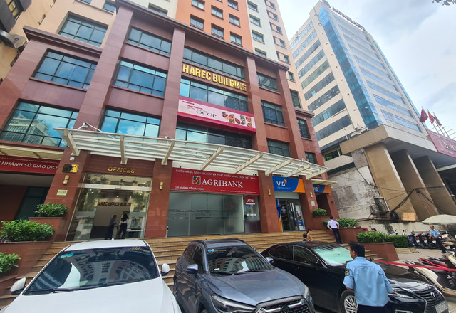 Không còn cảnh người dân xếp hàng chen lấn mua vàng miếng - Hình 7 Khong con canh nguoi dan xep hang chen lan mua vang mieng-Hinh-7