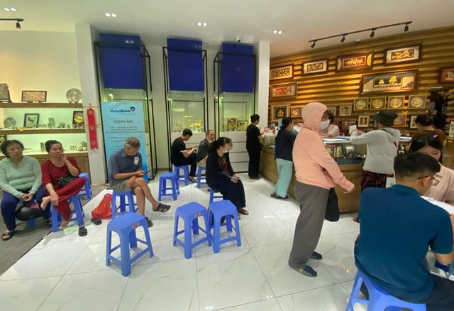 Không còn cảnh người dân xếp hàng chen lấn mua vàng miếng - Hình 5 Khong con canh nguoi dan xep hang chen lan mua vang mieng-Hinh-5