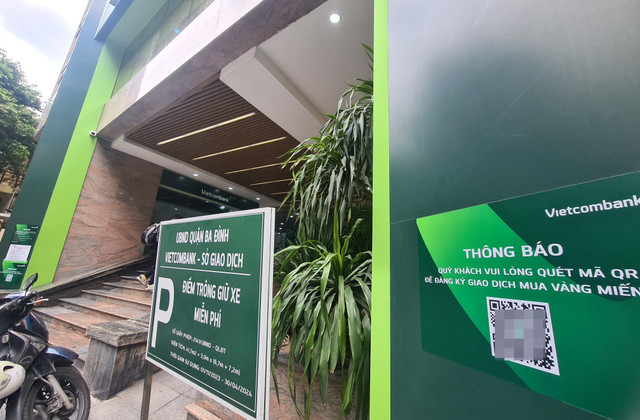 Không còn cảnh người dân xếp hàng chen lấn mua vàng miếng - Hình 10 Khong con canh nguoi dan xep hang chen lan mua vang mieng-Hinh-10