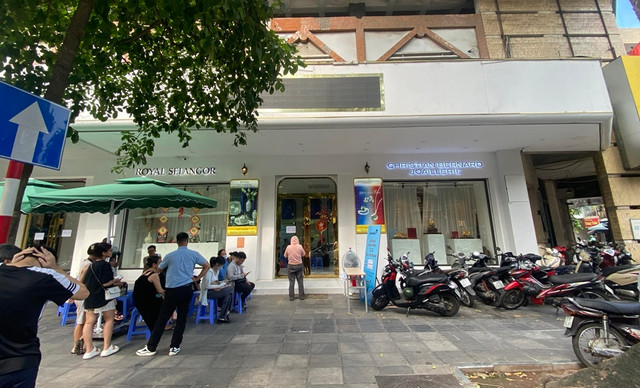 Không còn cảnh người dân xếp hàng chen lấn mua vàng miếng - Hình 3 Khong con canh nguoi dan xep hang chen lan mua vang mieng-Hinh-3