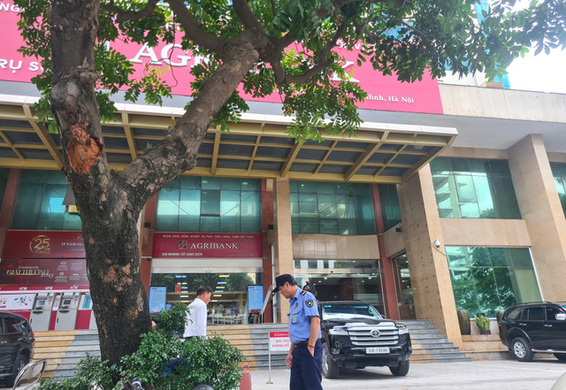 Không còn cảnh người dân xếp hàng chen lấn mua vàng miếng - Hình 8 Khong con canh nguoi dan xep hang chen lan mua vang mieng-Hinh-8