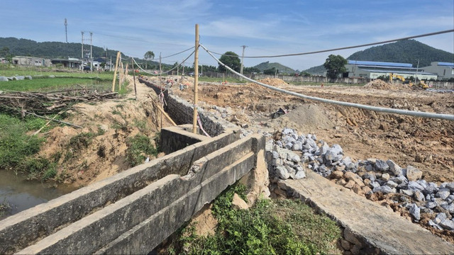 Cong ty Dai Dung Nghi Son dinh lum xum pha kenh thuy loi