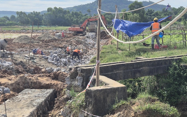 Cong ty Dai Dung Nghi Son dinh lum xum pha kenh thuy loi-Hinh-2