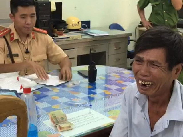 CSGT tịch thu xích lô rồi tặng 4 triệu cho người đàn ông nghèo mua xe máy mưu sinh CSGT tich thu xich lo roi tang 4 trieu cho nguoi dan ong ngheo mua xe may muu sinh