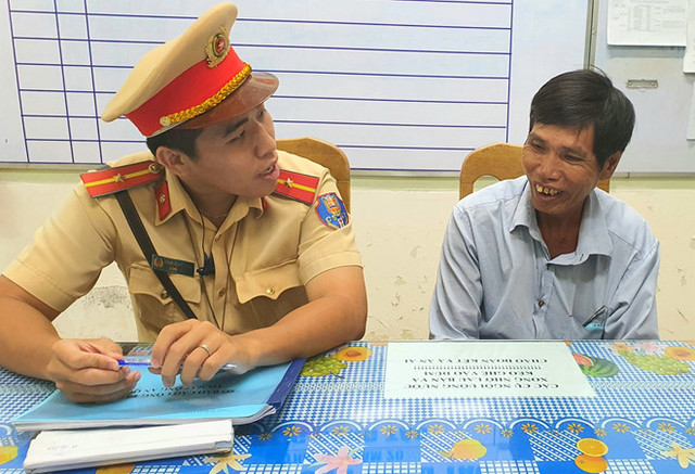 CSGT tịch thu xích lô rồi tặng 4 triệu cho người đàn ông nghèo mua xe máy mưu sinh - Hình 2 CSGT tich thu xich lo roi tang 4 trieu cho nguoi dan ong ngheo mua xe may muu sinh-Hinh-2