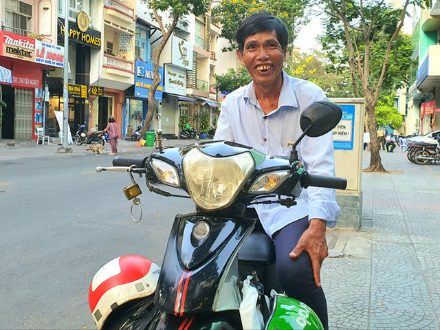 CSGT tịch thu xích lô rồi tặng 4 triệu cho người đàn ông nghèo mua xe máy mưu sinh - Hình 3 CSGT tich thu xich lo roi tang 4 trieu cho nguoi dan ong ngheo mua xe may muu sinh-Hinh-3