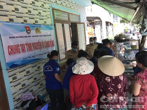 CSGT Công an quận Thủ Đức chung tay mở quán cơm 3.000 đồng giúp người nghèo - Hình 4 CSGT Cong an quan Thu Duc chung tay mo quan com 3.000 dong giup nguoi ngheo-Hinh-4