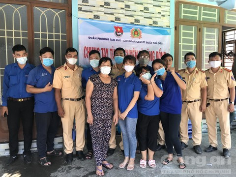 CSGT Công an quận Thủ Đức chung tay mở quán cơm 3.000 đồng giúp người nghèo - Hình 7 CSGT Cong an quan Thu Duc chung tay mo quan com 3.000 dong giup nguoi ngheo-Hinh-7