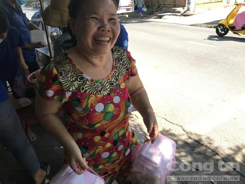 CSGT Công an quận Thủ Đức chung tay mở quán cơm 3.000 đồng giúp người nghèo - Hình 5 CSGT Cong an quan Thu Duc chung tay mo quan com 3.000 dong giup nguoi ngheo-Hinh-5