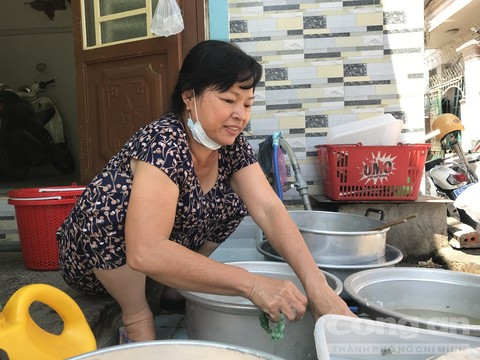 CSGT Công an quận Thủ Đức chung tay mở quán cơm 3.000 đồng giúp người nghèo - Hình 6 CSGT Cong an quan Thu Duc chung tay mo quan com 3.000 dong giup nguoi ngheo-Hinh-6