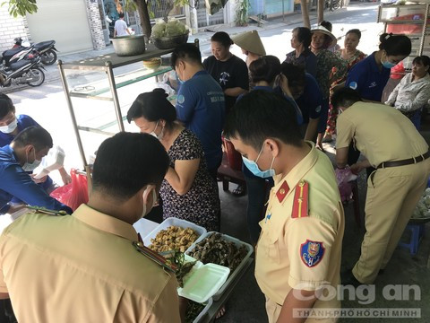 CSGT Công an quận Thủ Đức chung tay mở quán cơm 3.000 đồng giúp người nghèo CSGT Cong an quan Thu Duc chung tay mo quan com 3.000 dong giup nguoi ngheo