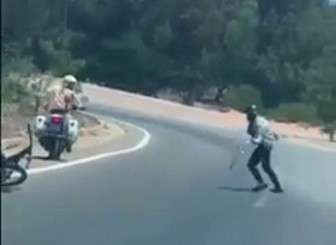 Thanh niên cầm rựa chạy xe vờn nhau với cảnh sát giao thông Thanh nien cam rua chay xe von nhau voi canh sat giao thong