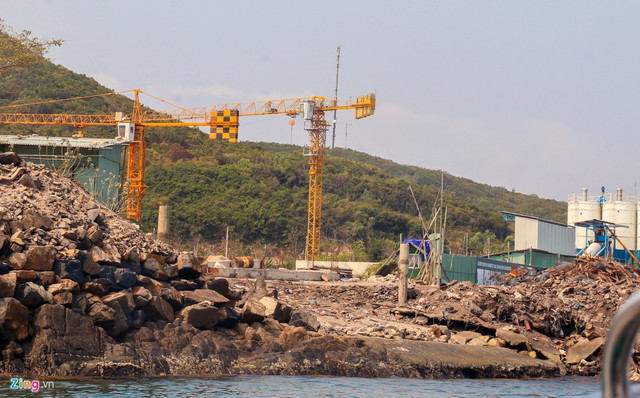 Cận cảnh công trình không phép ở đảo Hòn Tằm, lấn danh thắng vịnh Nha Trang - Hình 2 Can canh cong trinh khong phep o dao Hon Tam, lan danh thang vinh Nha Trang-Hinh-2