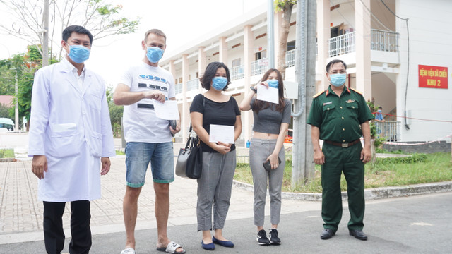 3 nguoi nhiem Covid-19 duoc trao giay chung nhan khoi benh-Hinh-4