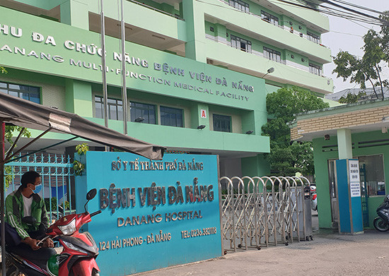 Cận cảnh 3 bệnh nhân nhiễm Covid-19 ở Đà Nẵng được xuất viện Can canh 3 benh nhan nhiem Covid-19 o Da Nang duoc xuat vien