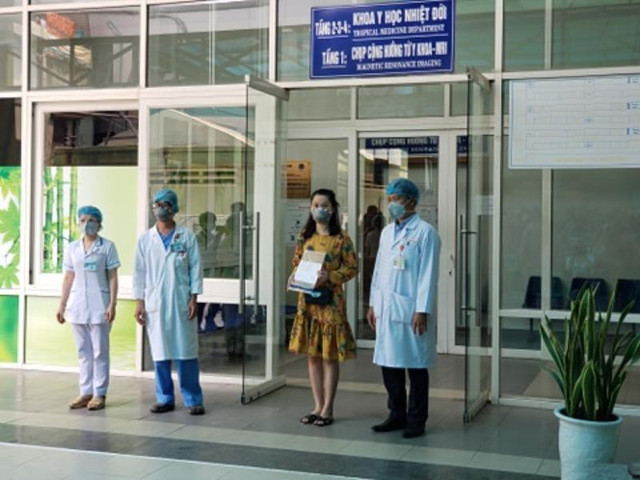Cận cảnh 3 bệnh nhân nhiễm Covid-19 ở Đà Nẵng được xuất viện - Hình 5 Can canh 3 benh nhan nhiem Covid-19 o Da Nang duoc xuat vien-Hinh-5