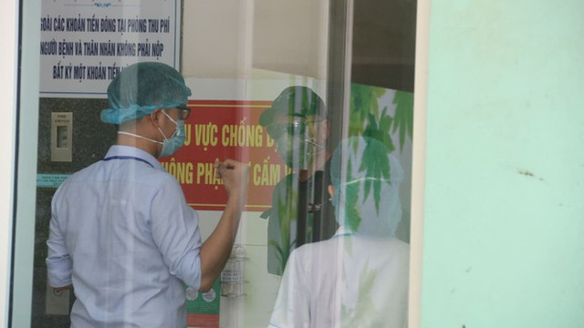 Cận cảnh 3 bệnh nhân nhiễm Covid-19 ở Đà Nẵng được xuất viện - Hình 4 Can canh 3 benh nhan nhiem Covid-19 o Da Nang duoc xuat vien-Hinh-4