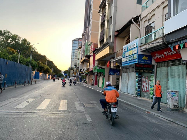 Trung tâm TP HCM 'vắng lặng như tờ', đường phố trống trơn - Hình 3 Trung tam TP HCM 'vang lang nhu to', duong pho trong tron-Hinh-3