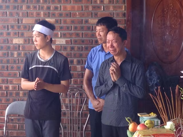 Nhieu vet xuoc dong vay tren thi the hoc sinh tu vong vi bi bo quen trong o to truong Gateway-Hinh-4