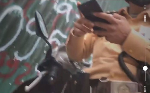 Tạm đình chỉ CSGT bị “tố” rút chìa khoá xe người vi phạm ở Hà Nội Tam dinh chi CSGT bi “to” rut chia khoa xe nguoi vi pham o Ha Noi