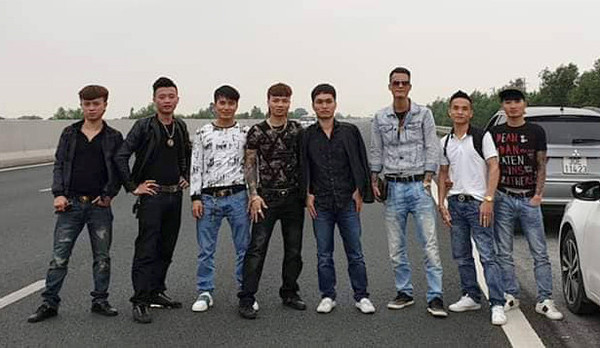 Dàn hàng chụp ảnh trên cao tốc Hà Nội-Hải Phòng: CSGT mời lên làm việc Dan hang chup anh tren cao toc Ha Noi-Hai Phong: CSGT moi len lam viec