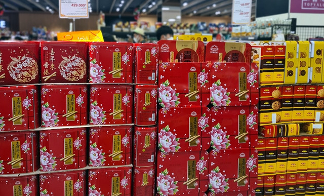 Hàng hóa Tết đồng loạt lên kệ siêu thị ở Hà Nội - Hình 16 Hang hoa Tet dong loat len ke sieu thi o Ha Noi-Hinh-16