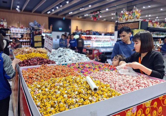 Hàng hóa Tết đồng loạt lên kệ siêu thị ở Hà Nội - Hình 12 Hang hoa Tet dong loat len ke sieu thi o Ha Noi-Hinh-12
