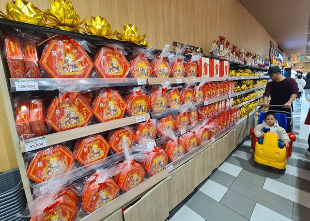 Hàng hóa Tết đồng loạt lên kệ siêu thị ở Hà Nội - Hình 9 Hang hoa Tet dong loat len ke sieu thi o Ha Noi-Hinh-9