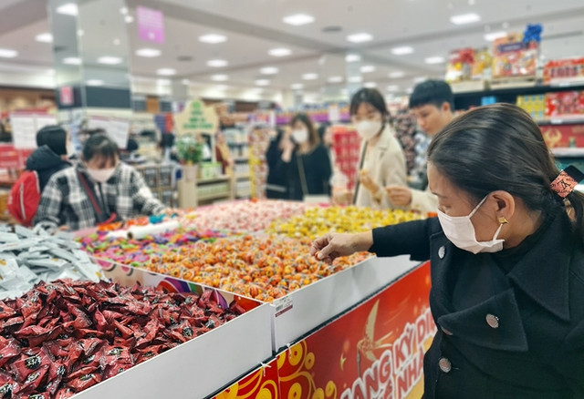 Hàng hóa Tết đồng loạt lên kệ siêu thị ở Hà Nội - Hình 13 Hang hoa Tet dong loat len ke sieu thi o Ha Noi-Hinh-13