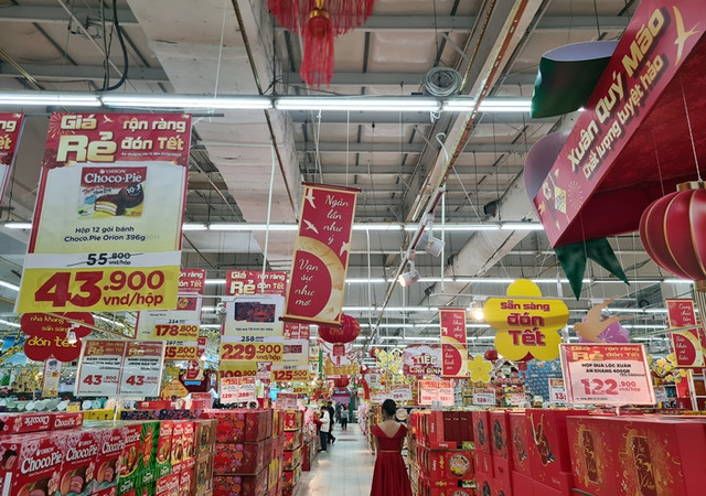 Hàng hóa Tết đồng loạt lên kệ siêu thị ở Hà Nội - Hình 2 Hang hoa Tet dong loat len ke sieu thi o Ha Noi-Hinh-2