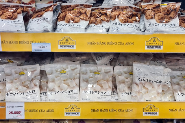 Hàng hóa Tết đồng loạt lên kệ siêu thị ở Hà Nội - Hình 17 Hang hoa Tet dong loat len ke sieu thi o Ha Noi-Hinh-17