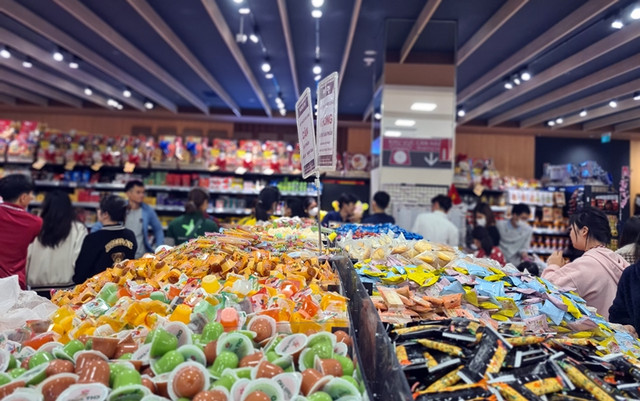 Hàng hóa Tết đồng loạt lên kệ siêu thị ở Hà Nội - Hình 14 Hang hoa Tet dong loat len ke sieu thi o Ha Noi-Hinh-14