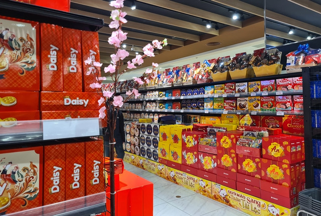 Hàng hóa Tết đồng loạt lên kệ siêu thị ở Hà Nội - Hình 10 Hang hoa Tet dong loat len ke sieu thi o Ha Noi-Hinh-10