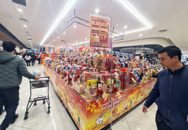 Hàng hóa Tết đồng loạt lên kệ siêu thị ở Hà Nội - Hình 5 Hang hoa Tet dong loat len ke sieu thi o Ha Noi-Hinh-5