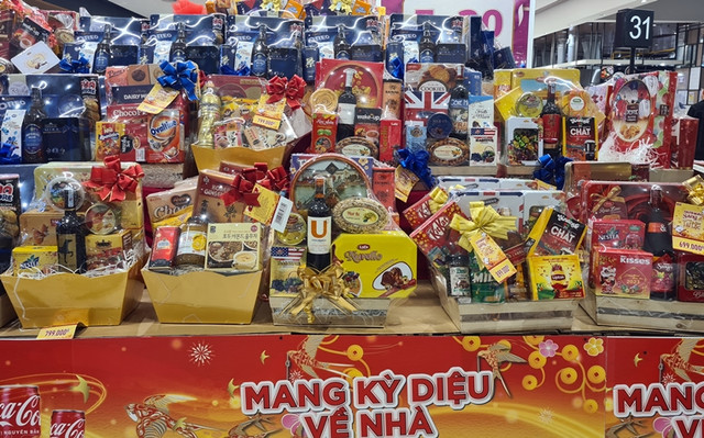 Hàng hóa Tết đồng loạt lên kệ siêu thị ở Hà Nội - Hình 6 Hang hoa Tet dong loat len ke sieu thi o Ha Noi-Hinh-6