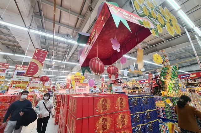 Hàng hóa Tết đồng loạt lên kệ siêu thị ở Hà Nội - Hình 3 Hang hoa Tet dong loat len ke sieu thi o Ha Noi-Hinh-3