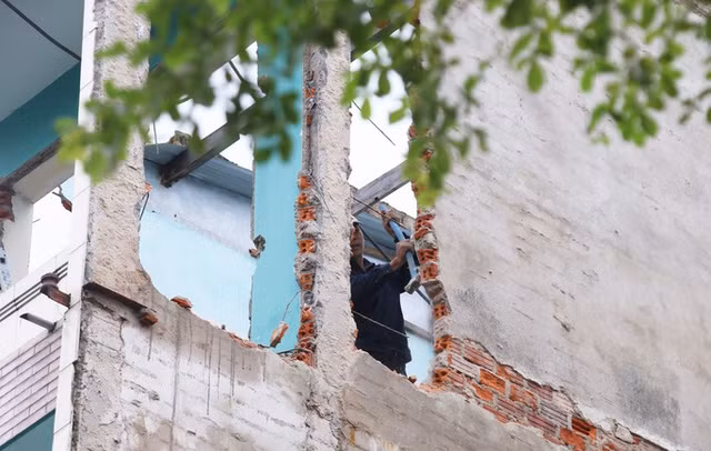 Hang loat can nha nam trong pham vi san van dong Chi Lang dang duoc giai toa-Hinh-9