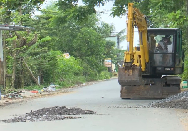 Trảng Bom (Đồng Nai): Dân tưới nước khiến đường tiền tỉ vừa nghiệm thu đã hỏng? - Hình 4 Trang Bom (Dong Nai): Dan tuoi nuoc khien duong tien ti vua nghiem thu da hong?-Hinh-4