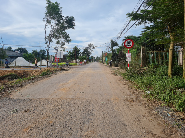 Trảng Bom (Đồng Nai): Đường tiền tỉ vừa sửa lại nứt, bong rìa, công ty Hùng Phi sẽ sửa đến bao giờ ? - Hình 4 Trang Bom (Dong Nai): Duong tien ti vua sua lai nut, bong ria, cong ty Hung Phi se sua den bao gio ?-Hinh-4