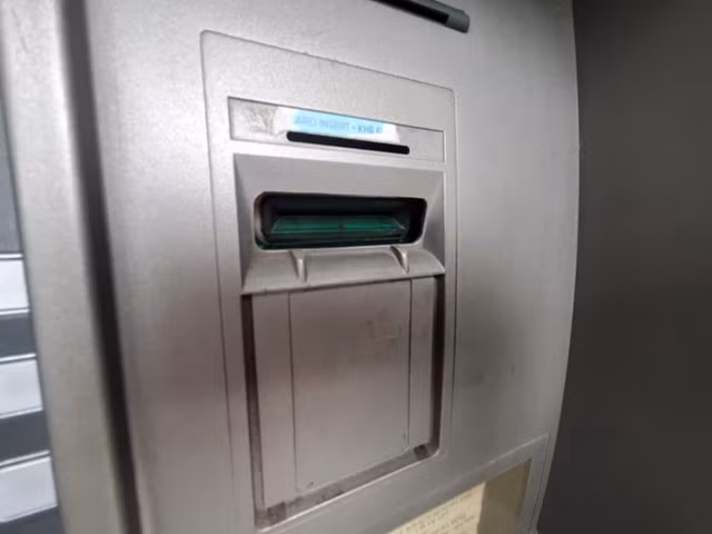 Khach rua tay sat khuan truoc khi vao cay ATM o Ha Noi-Hinh-9