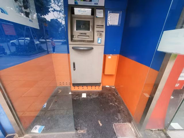 Khach rua tay sat khuan truoc khi vao cay ATM o Ha Noi-Hinh-3