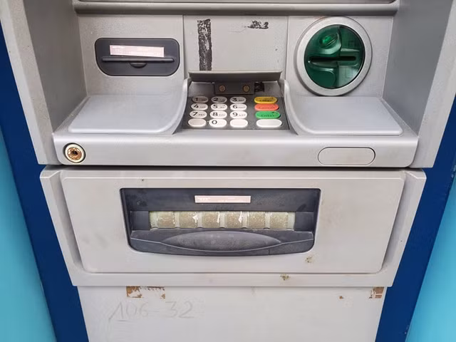 Khach rua tay sat khuan truoc khi vao cay ATM o Ha Noi-Hinh-8