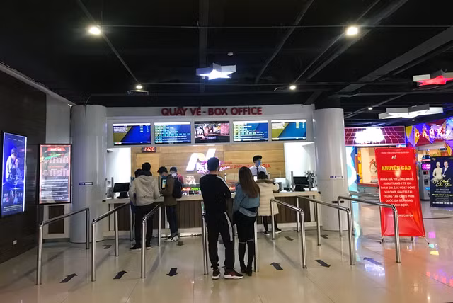 Khach lo lay nhiem virus corona, rap chieu phim o Ha Noi vang tanh