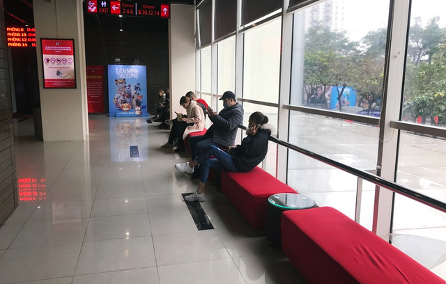 Khach lo lay nhiem virus corona, rap chieu phim o Ha Noi vang tanh-Hinh-8