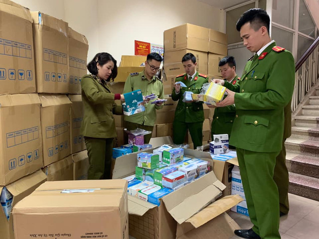 Tạm giữ 100.000 khẩu trang y tế 'trục lợi' mùa dịch virus corona Tam giu 100.000 khau trang y te 'truc loi' mua dich virus corona